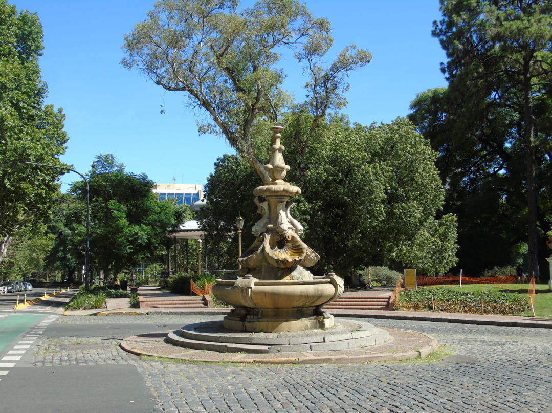 Fuente con delfines