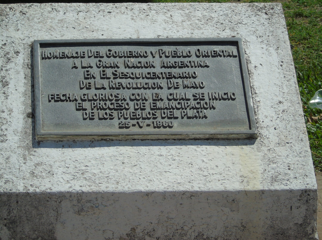 Pirámide de Mayo (Monolito y placa)