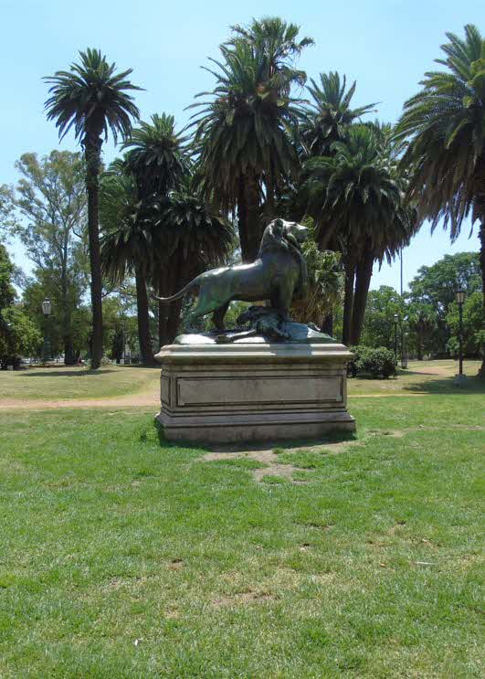 León con su caza
