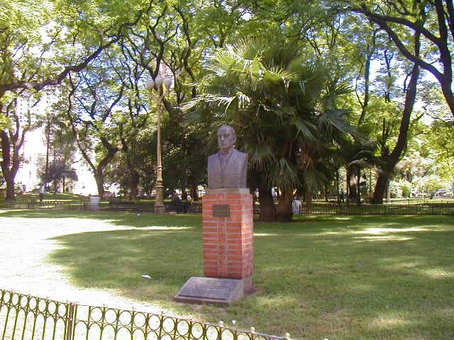 Plaza Vicente López y Planes