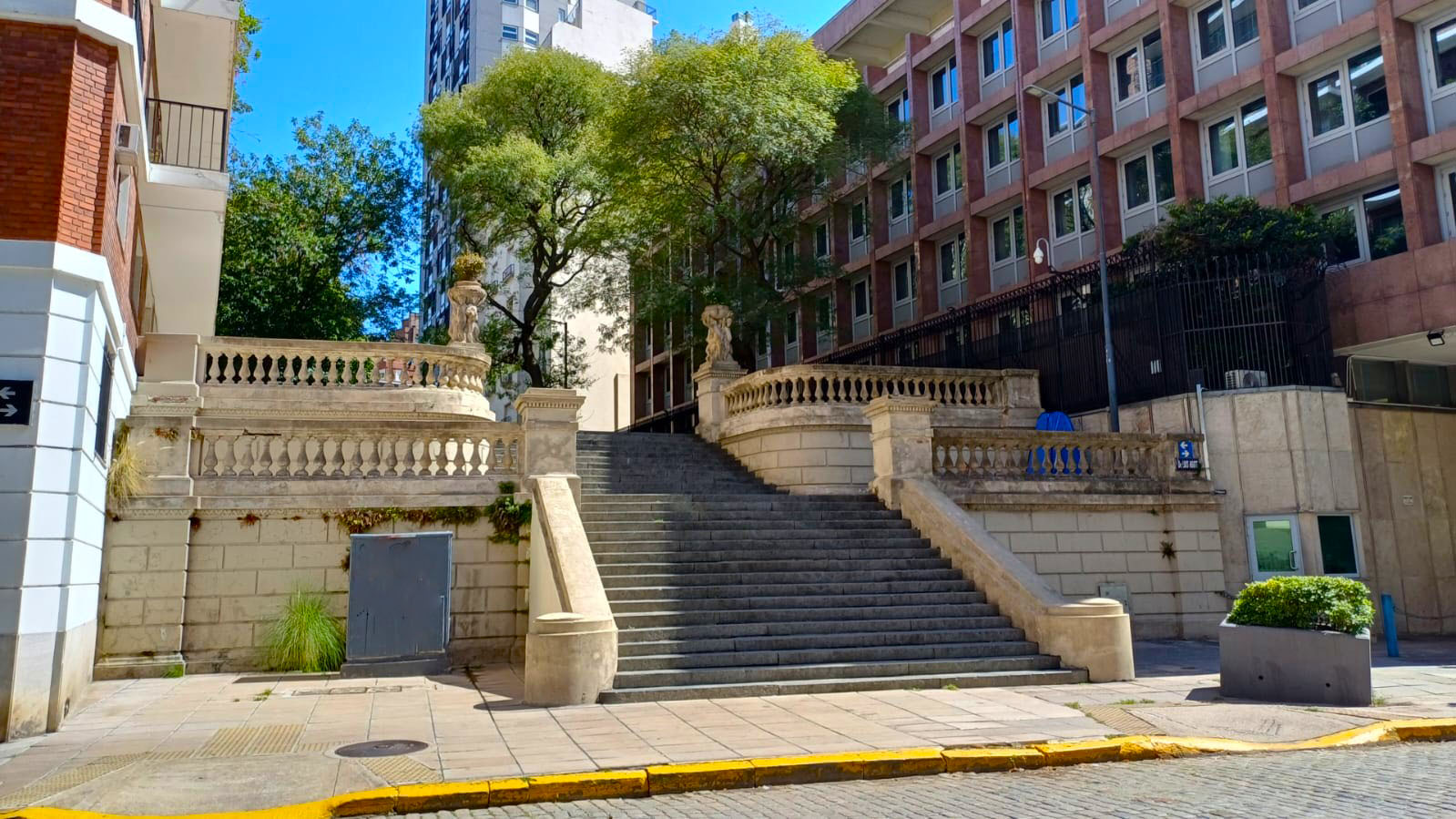 Balaustrada (Dr. Luis Agote y Guido)