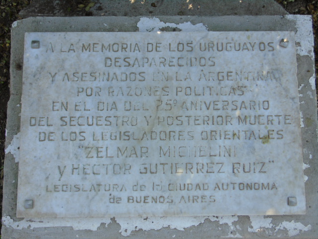 Placa A LA MEMORIA DE LOS URUGUAYOS