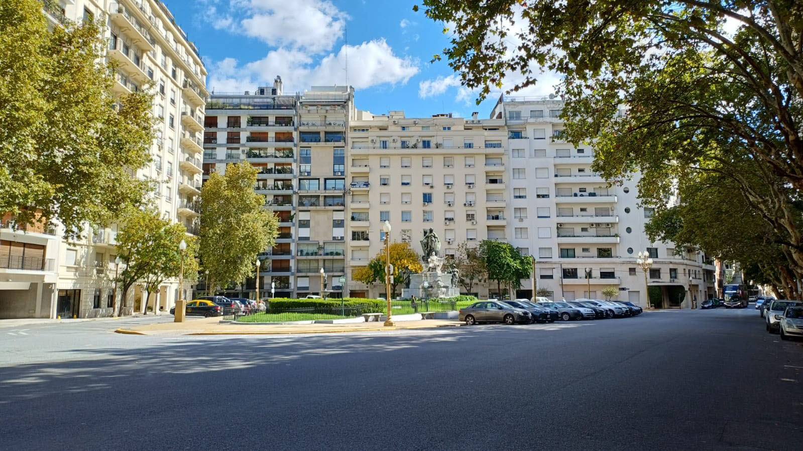 Plaza Carlos Pellegrini