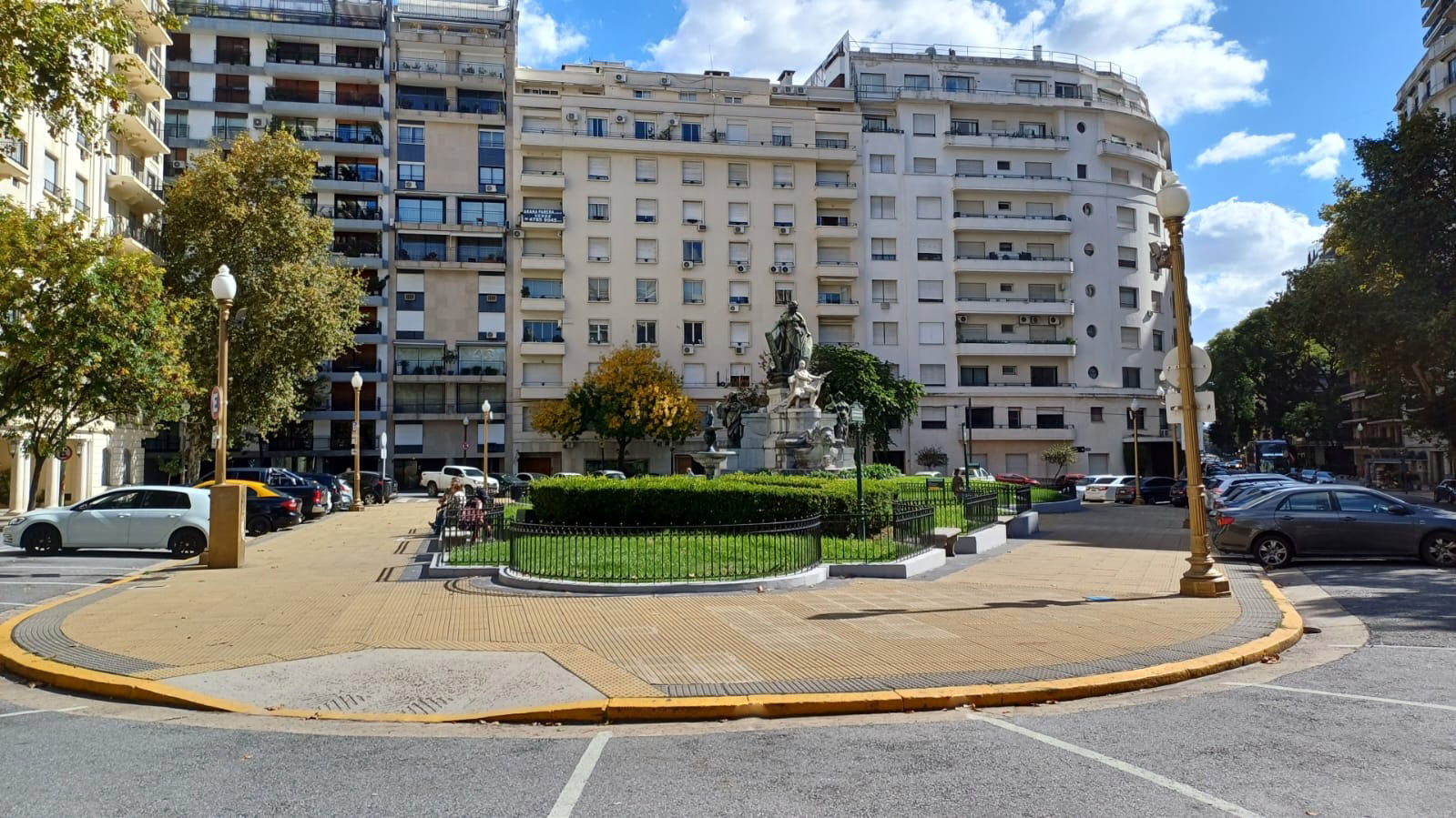 Plaza Carlos Pellegrinii