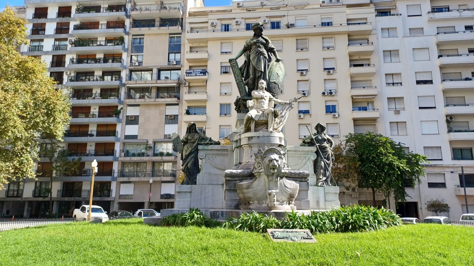 Plaza Carlos Pellegrini