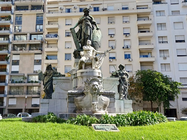 Plaza Dr. Carlos Pellegrini